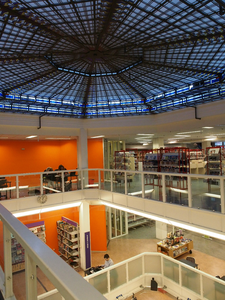 830029 Interieur van de Centrale Bibliotheek van De Bibliotheek Utrecht (Oudegracht 167, voormalig warenhuis van Vroom ...